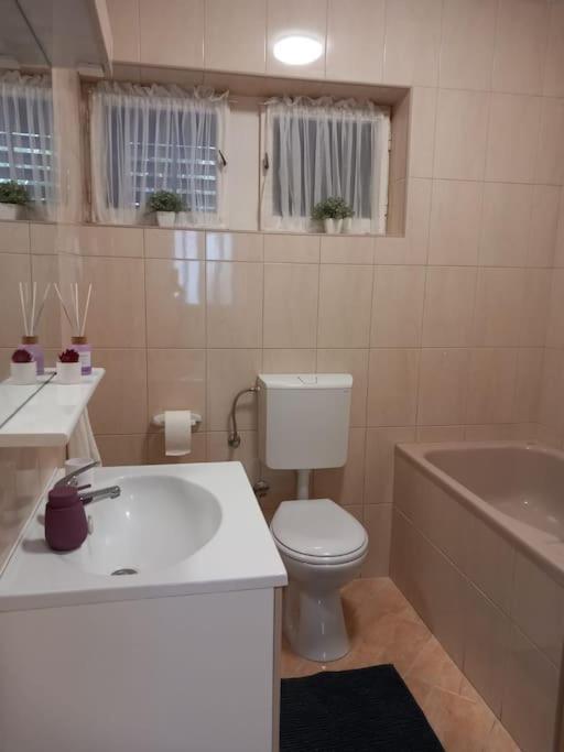 Apartment Dora-100M From The Central Beach Makarska Exterior foto